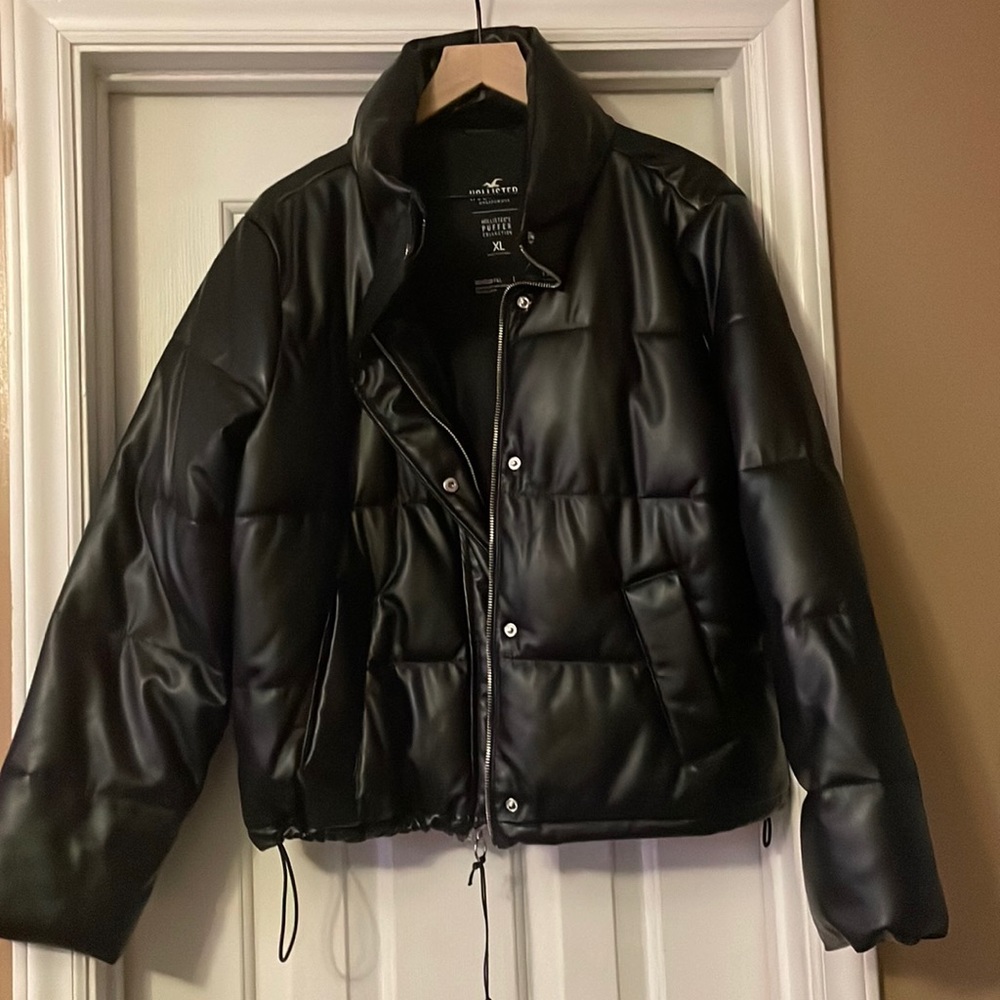 Hollister Women faux leather puffer jacket